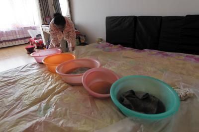 广饶楼上漏水，住户失联，小区没物管，业主维权难！律师来支招……